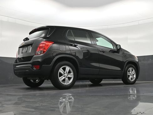 Used 2021 Chevrolet Trax LS FWD image 32
