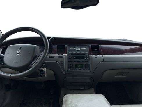 Used 2005 Lincoln Town Car Signature image 9