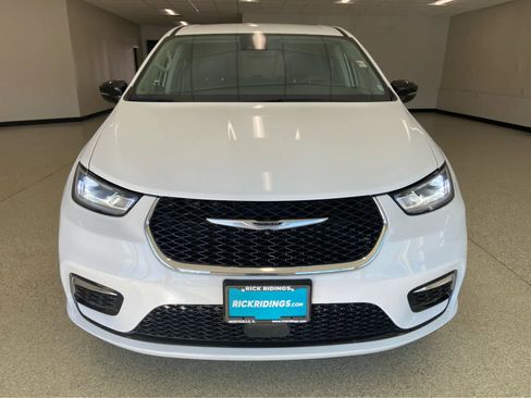 Used 2024 Chrysler Pacifica Touring-L image 2