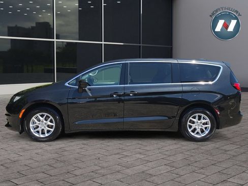 Used 2022 Chrysler Voyager LX FWD image 2