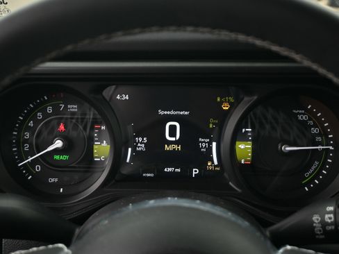 Used 2025 Jeep Wrangler Unlimited Sahara w/ Safety Group AWD/4WD image 13