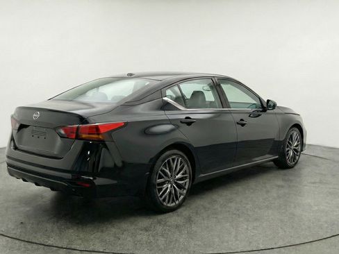 Used 2025 Nissan Altima 2.5 SV image 9