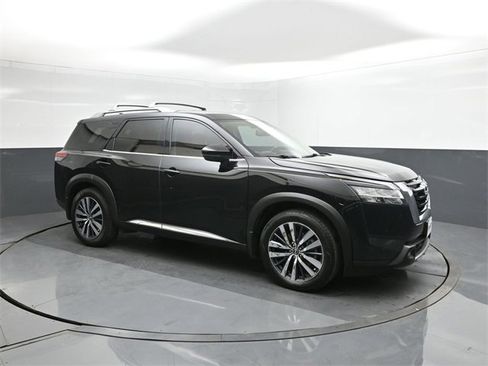 Used 2022 Nissan Pathfinder Platinum w/ Cargo Package image 17