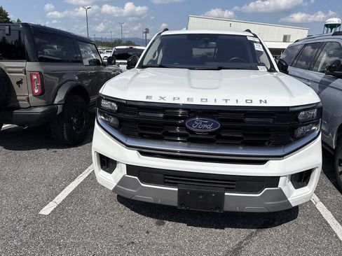 Used 2025 Ford Expedition Platinum w/ Driver's Package AWD/4WD image 5