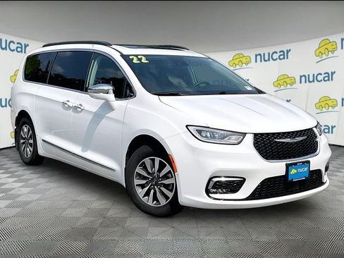 Used 2022 Chrysler Pacifica Limited FWD image 1