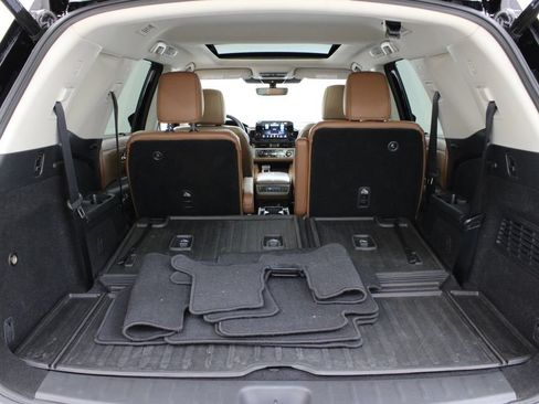 Used 2024 Nissan Pathfinder Platinum FWD image 32