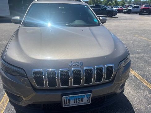 Used 2019 Jeep Cherokee Latitude Plus w/ Cold Weather Group AWD/4WD image 2