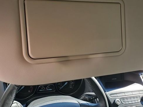 Used 2018 Ford Focus SE w/ Cold Weather Package FWD image 16