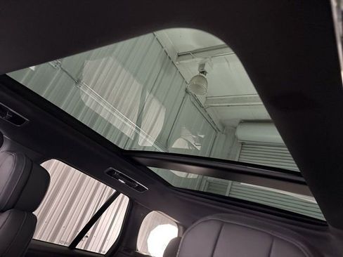 Used 2025 Land Rover Range Rover SE image 25