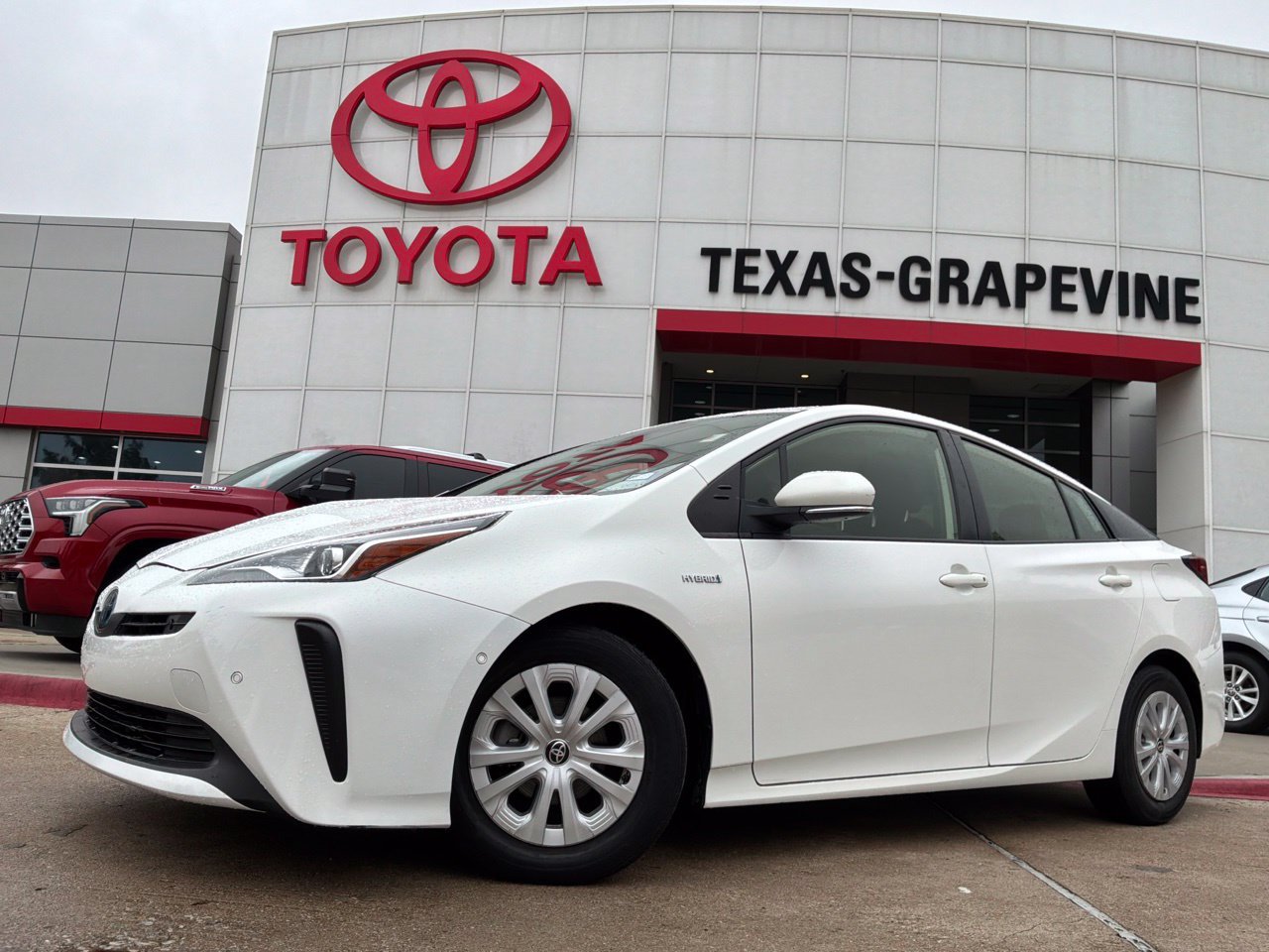 Used 2021 Toyota Prius LE FWD image 2