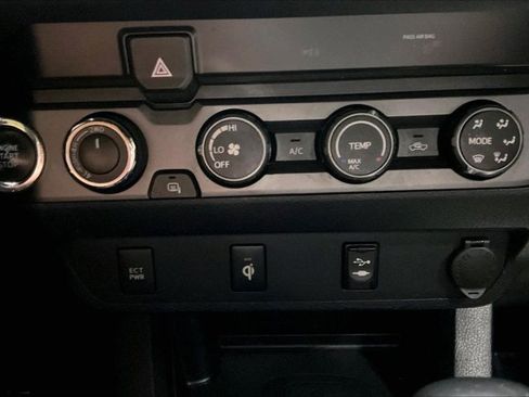 Used 2019 Toyota Tacoma TRD Sport AWD/4WD image 32