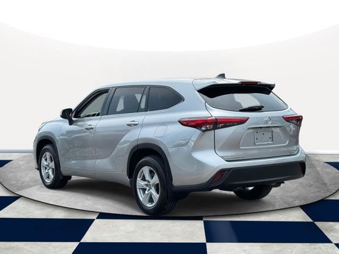Used 2022 Toyota Highlander LE image 6