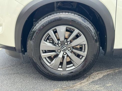 Certified 2024 Nissan Pathfinder SV FWD image 9