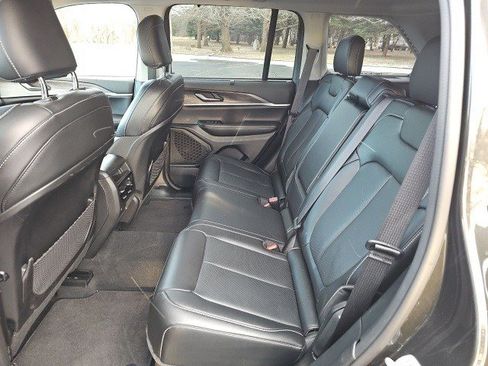 Used 2023 Jeep Grand Cherokee Limited w/ Luxury Tech Group II image 18