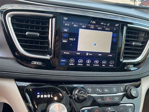 Used 2018 Chrysler Pacifica Limited w/ Tire & Wheel Group FWD image 4