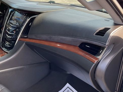 Used 2019 Cadillac Escalade Luxury image 40