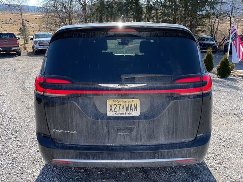 Used 2026 Chrysler Pacifica Select image 4