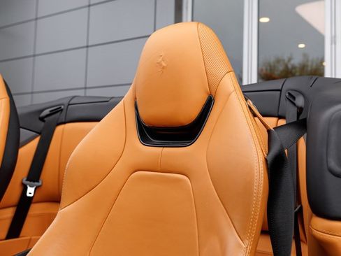 Used 2019 Ferrari Portofino RWD image 24