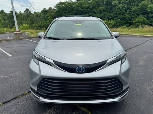 Used 2025 Toyota Sienna LE AWD/4WD image 8