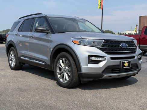 Used 2021 Ford Explorer XLT w/ Equipment Group 202A AWD/4WD image 2