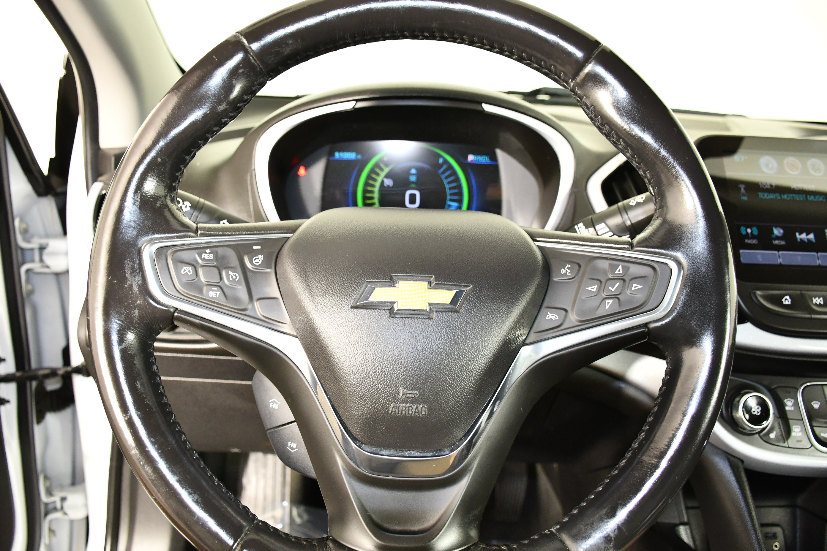 Used 2018 Chevrolet Volt LT w/ Comfort Package FWD image 19
