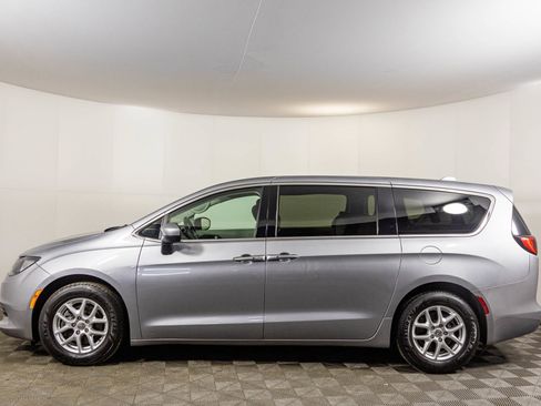 Used 2020 Chrysler Voyager LX image 17
