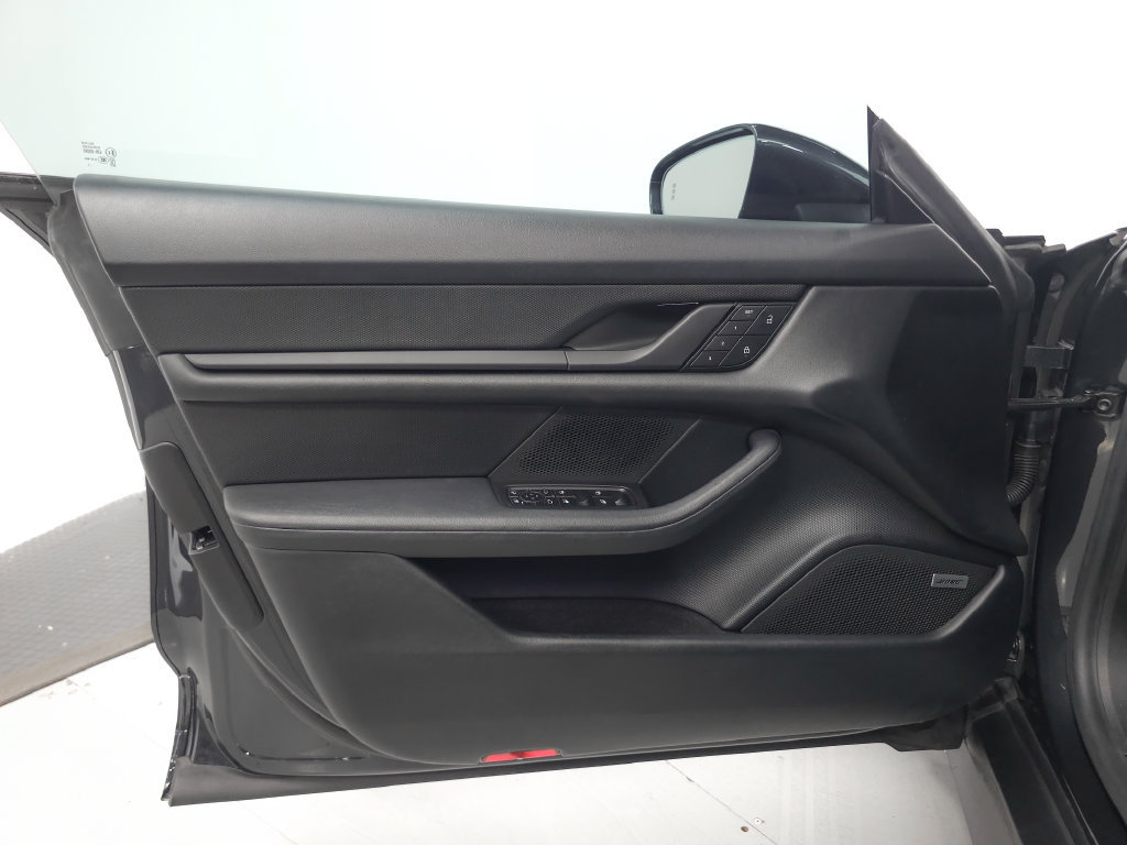 Used 2022 Porsche Taycan RWD image 5