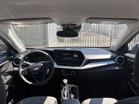 Used 2025 Chevrolet Trax LT FWD image 31