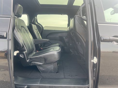 Used 2025 Chrysler Pacifica Limited image 21