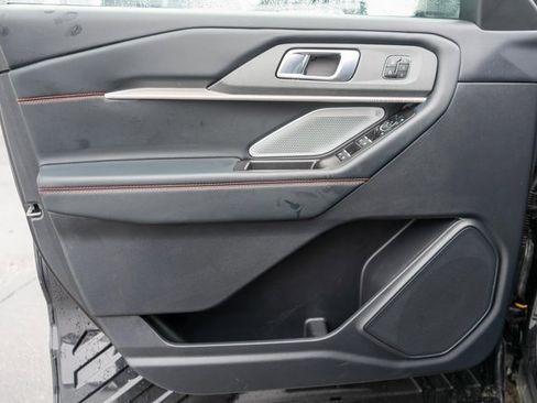 Used 2025 Ford Explorer ST image 18