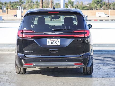 Certified 2024 Chrysler Pacifica Touring-L image 8