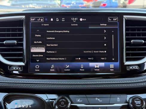 Used 2023 Chrysler Pacifica Touring-L FWD image 14