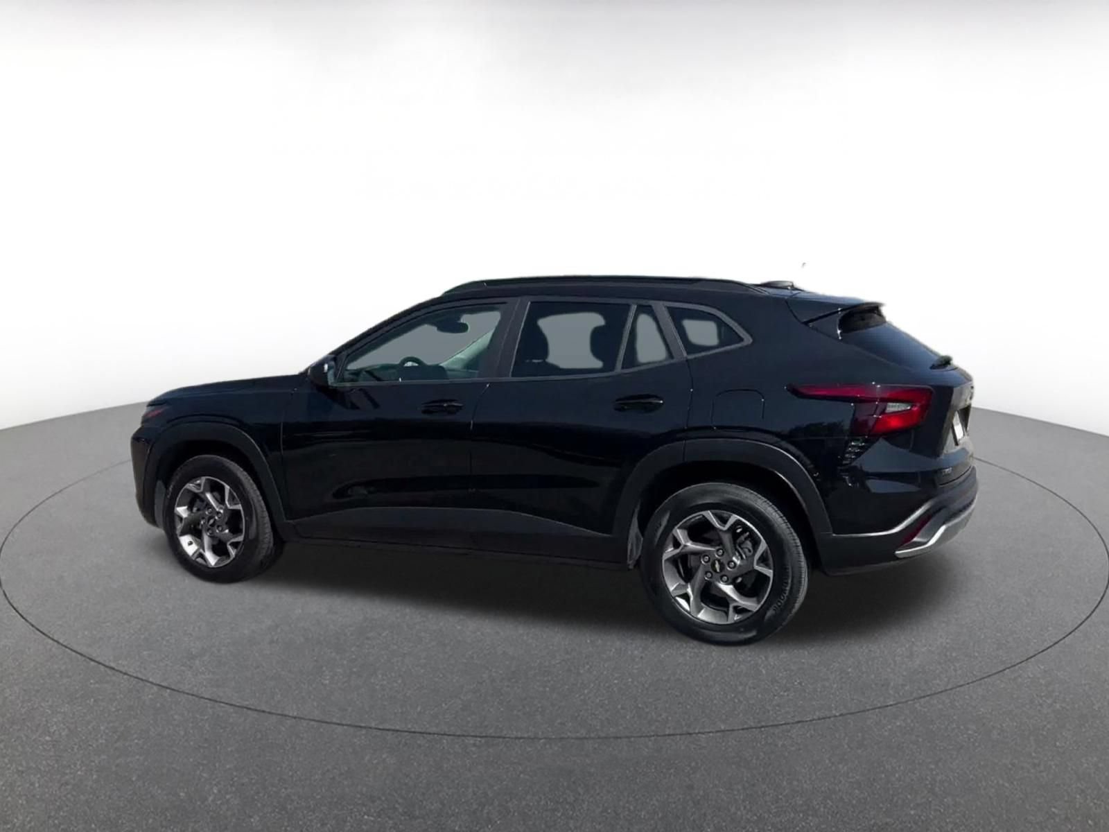 Used 2025 Chevrolet Trax LT w/ LT Convenience Package FWD image 9