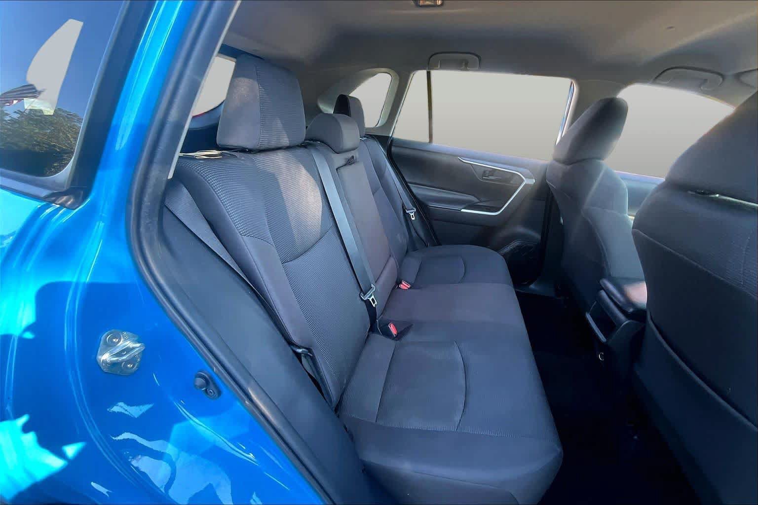Used 2020 Toyota RAV4 LE w/ Carpet Mat Package AWD/4WD image 20