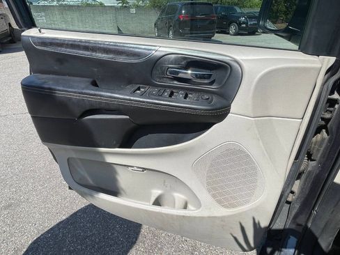 Used 2014 Chrysler Town & Country Touring image 22