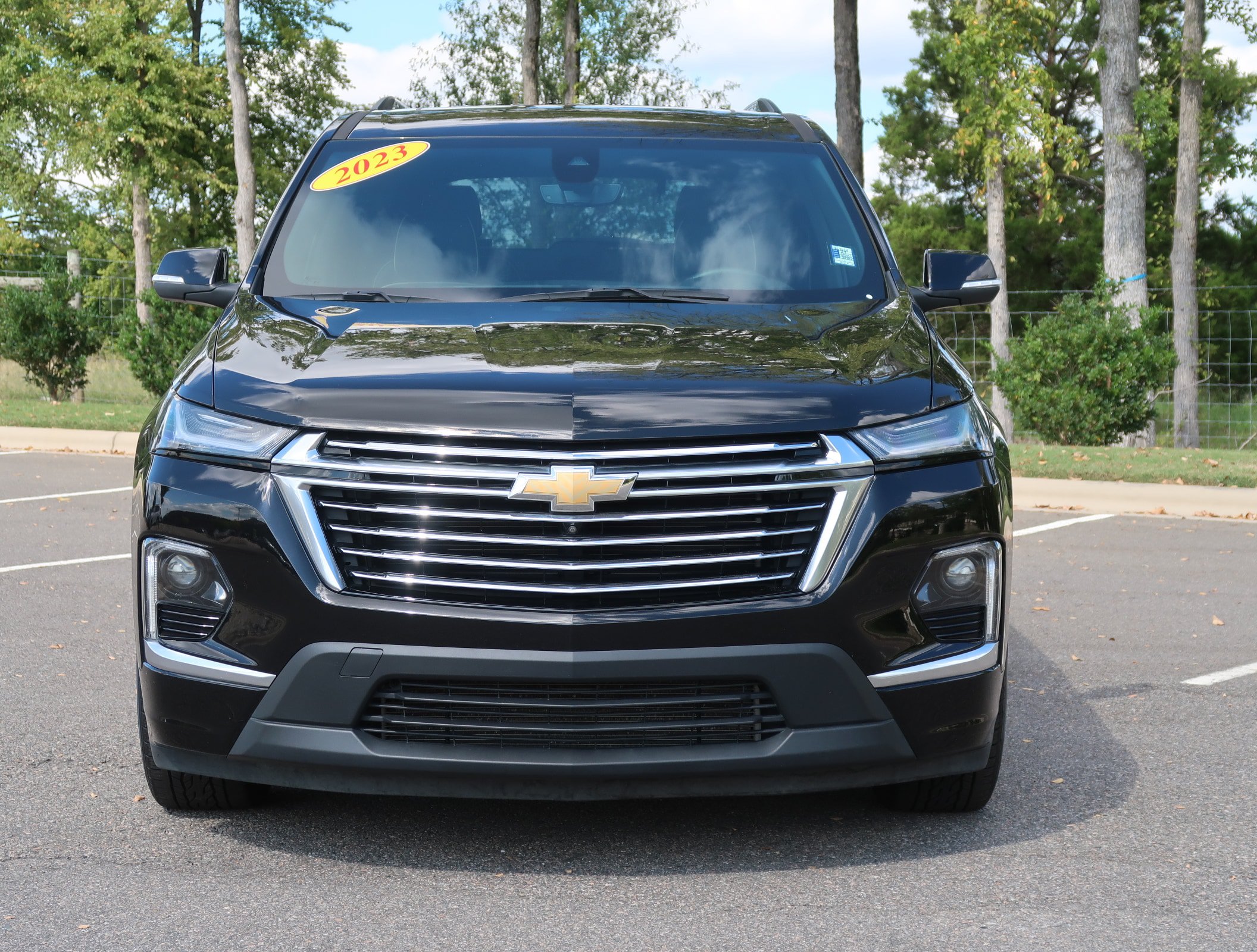 Used 2023 Chevrolet Traverse Premier w/ LPO, Cargo Package FWD image 2