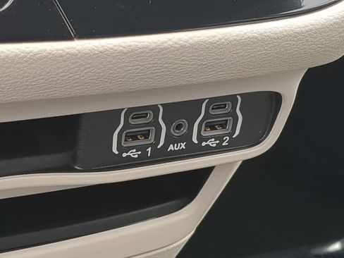Used 2023 Chrysler Pacifica Touring-L FWD image 29