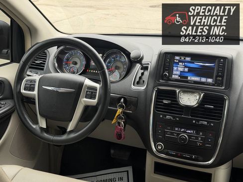 Used 2016 Chrysler Town & Country Touring image 38