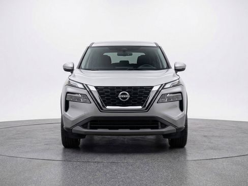 Used 2025 Nissan Rogue SV image 2