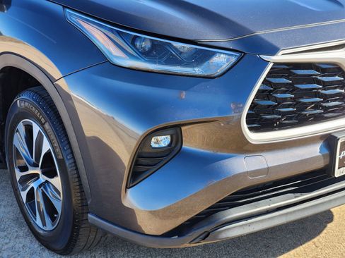 Used 2021 Toyota Highlander XLE image 11