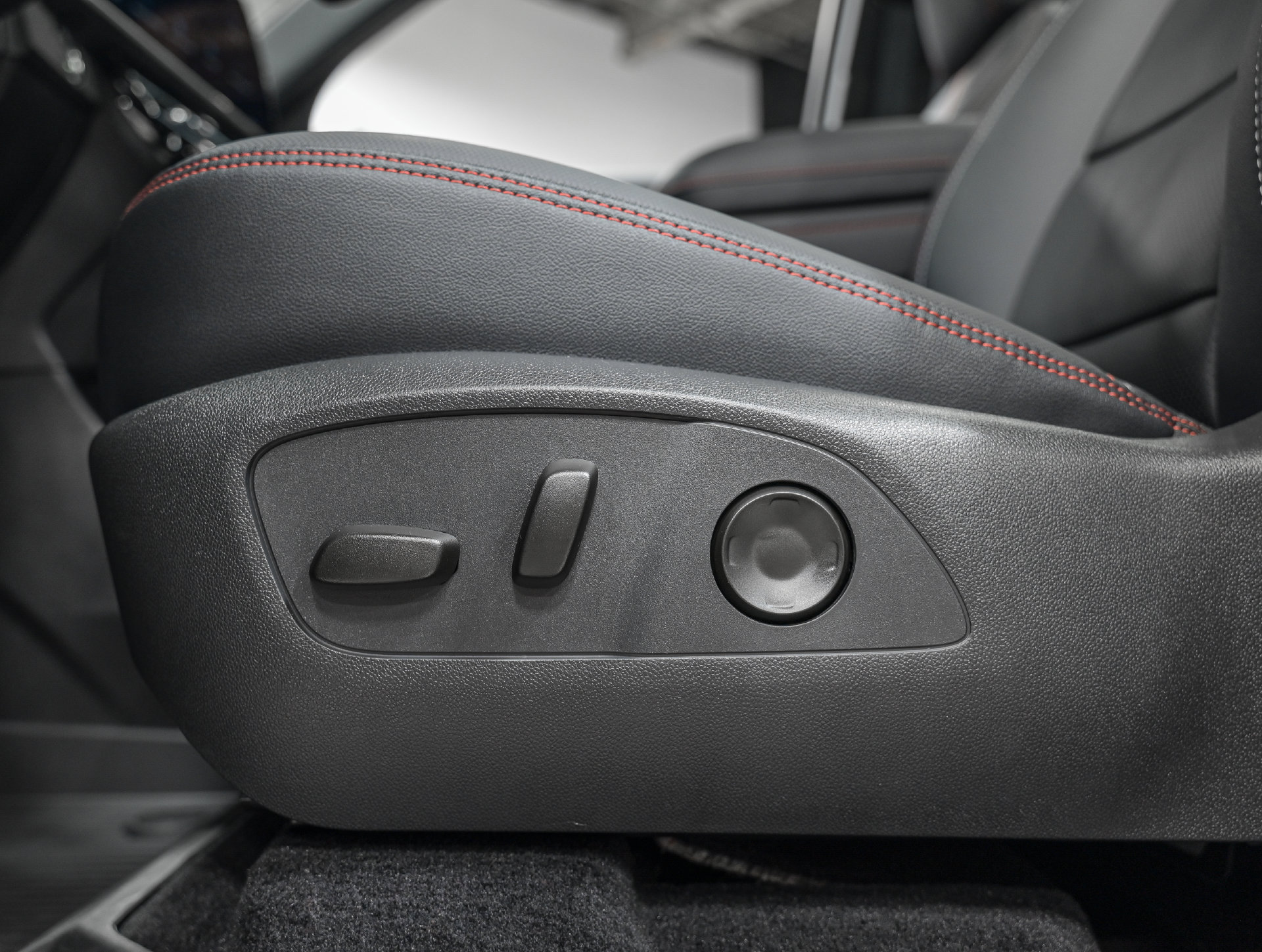 Used 2026 Chevrolet Traverse RS FWD image 14