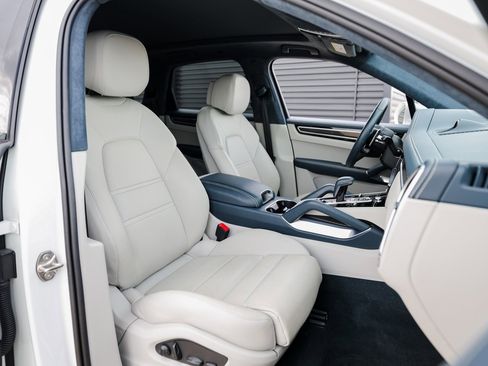 Certified 2022 Porsche Cayenne Turbo image 28