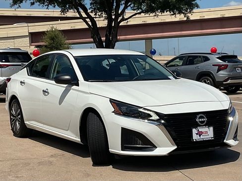Used 2025 Nissan Altima 2.5 SV FWD image 3