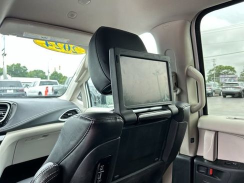 Used 2024 Chrysler Pacifica Touring-L w/ Uconnect Theater Family Group FWD image 23
