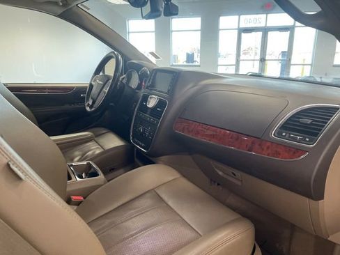 Used 2014 Chrysler Town & Country Touring-L w/ Driver Convenience Group image 29