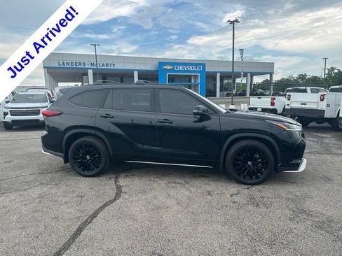 Used 2023 Toyota Highlander XSE FWD image 2