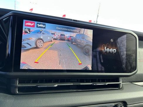 Used 2024 Jeep Gladiator Rubicon w/ Technology Group image 18