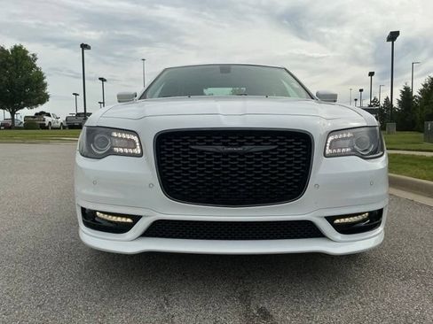 Used 2022 Chrysler 300 Touring L w/ Popular Equipment Group AWD/4WD image 8