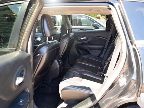 Used 2019 Jeep Cherokee Trailhawk w/ Comfort/Convenience Group AWD/4WD image 38