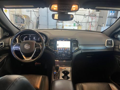 Used 2022 Jeep Grand Cherokee Limited image 19